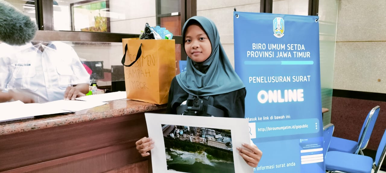 Aktivis Lingkungan Nina Kirimkan Surat Beserta Bukti Foto Industri Kertas Cemari Kali Porong dan Spesimen Sampah Impor Ke Gubernur Jatim