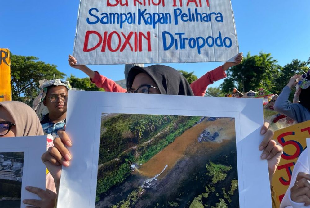 Aktivis Tunjukkan Foto Buangan Limbah Cair Pabrik Kertas yang Diduga Mencemari Kali Sadar (Foto: Ecoton)