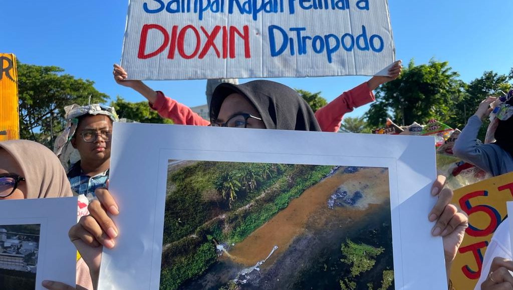 Aktivis Tunjukkan Foto Buangan Limbah Cair Pabrik Kertas yang Diduga Mencemari Kali Sadar (Foto: Ecoton)