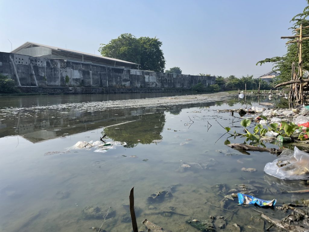 Sampah dan Limbah Industri Masih Menjadi Masalah Serius di Sungai Brantas