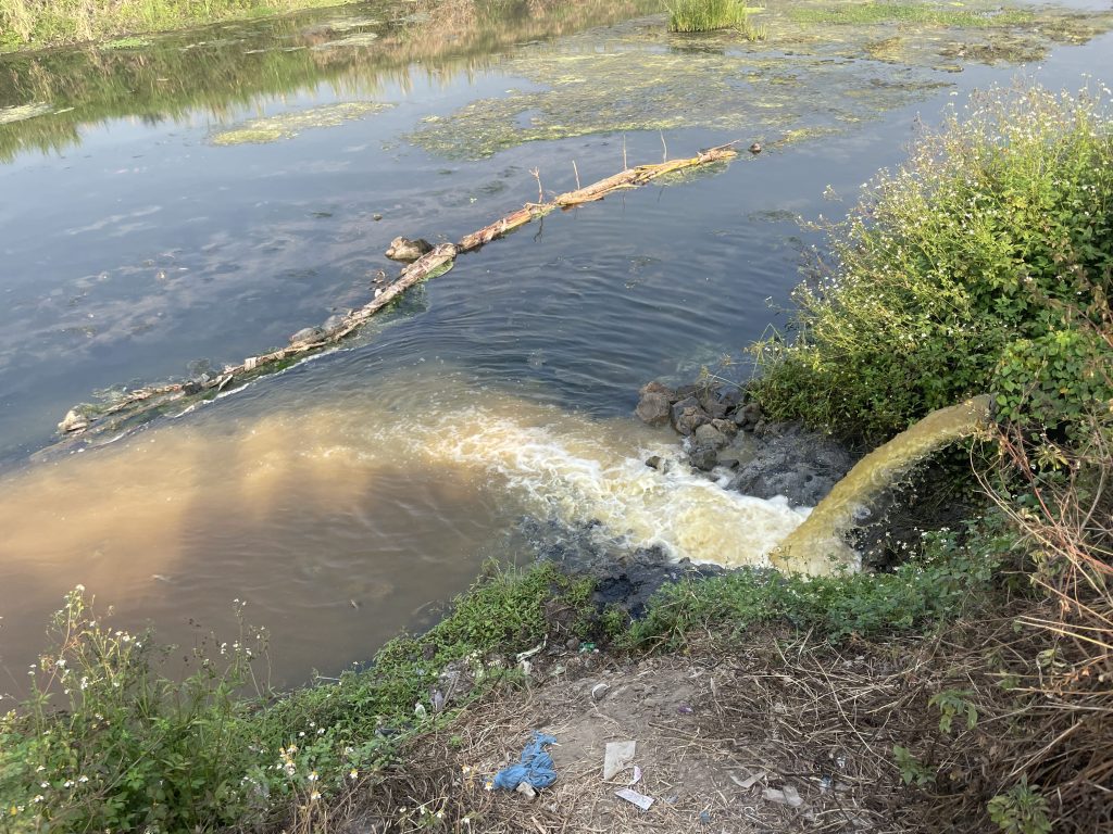 Salah Satu Sumber Pencemaran Sungai Brantas yang Berasal dari Pabrik Kertas
