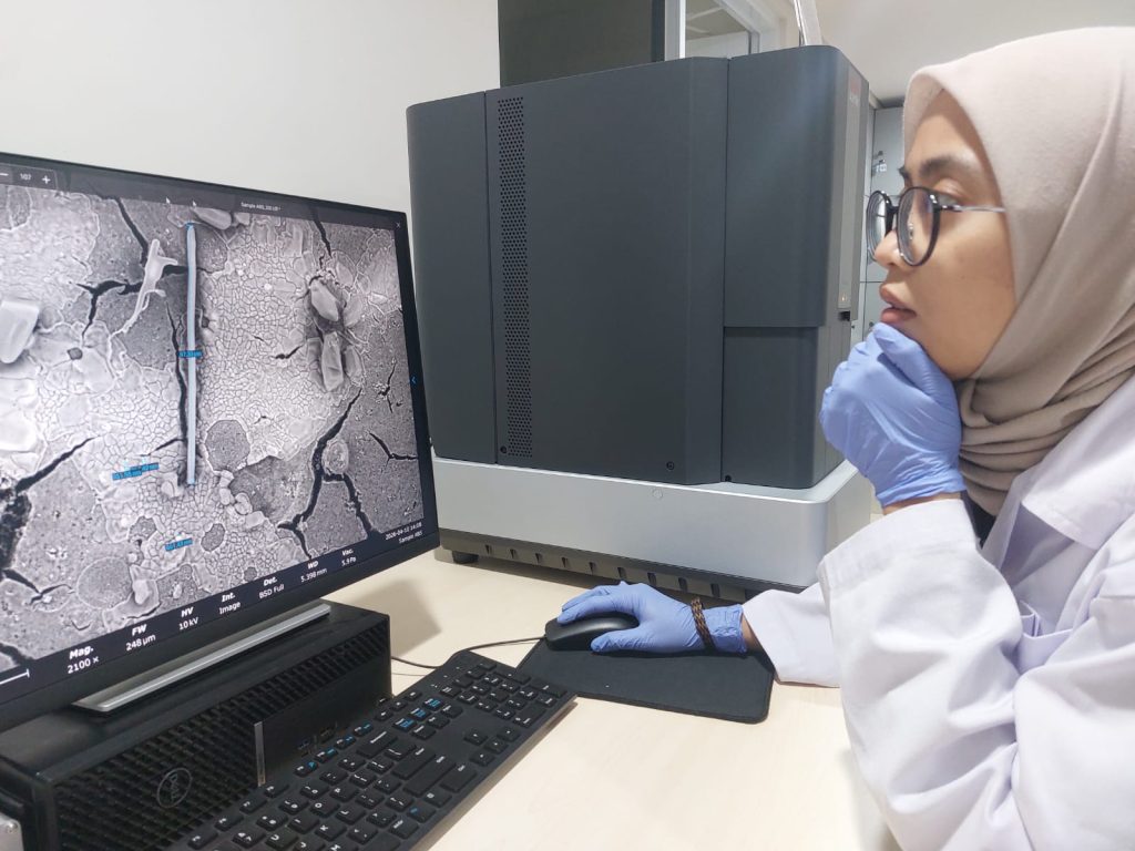 Rafika Aprilianti, Head of Ecoton’s Microplastic Laboratory, analyzes SEM images of human sperm samples, revealing the presence of nanoplastics measuring around 400 nanometers.