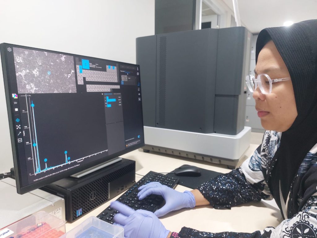 Sofi Azilan Aini analyzing chemical composition of nanoplastics using SEM at SIC ITB Bandung