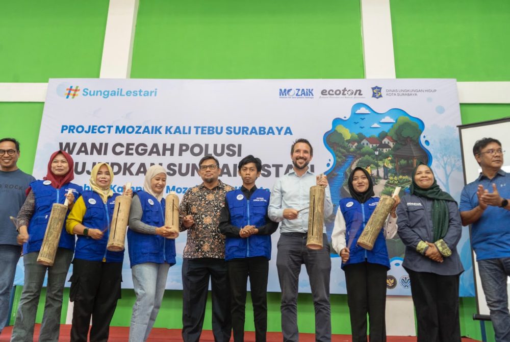 Government officials, ECOTON, and international partners officially launch Kampung MOZAIK to prevent plastic pollution in the Kali Tebu River, Surabaya.