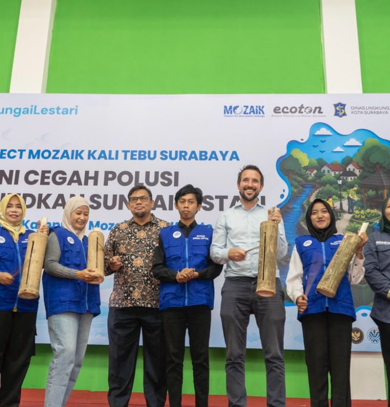 Government officials, ECOTON, and international partners officially launch Kampung MOZAIK to prevent plastic pollution in the Kali Tebu River, Surabaya.